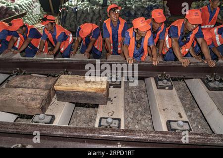 (190719) -- NANCHANG, 19. Juli 2019 -- Konstrukteure arbeiten auf der Baustelle der Hochgeschwindigkeitsbahn Nanchang-Ganzhou in der Stadt Nanchang, ostchinesische Provinz Jiangxi, 19. Juli 2019. Mit mehr als 1.000 Bauunternehmern, die acht Stunden lang arbeiten, hat die Nanchang-Ganzhou-Hochgeschwindigkeitsbahn am Freitag erfolgreich mit dem Nanchang-Verkehrsknotenpunkt verbunden, was bedeutet, dass sie offiziell dem chinesischen Hochgeschwindigkeitsbahnnetz beigetreten ist. Die 415 734 Kilometer lange Hochgeschwindigkeitsbahn Nanchang-Ganzhou mit einer Geschwindigkeit von 350 km/h verbindet die Stadt Nanchang mit der Stadt Ganzhou der Provinz Jiangxi. ) CHINA-JIA Stockfoto