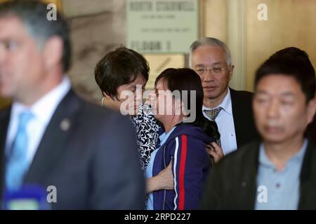 (190719) -- PEKING, 19. Juli 2019 -- YE Lifeng (C), Mutter von Zhang Yingying, lehnt sich auf einer Pressekonferenz nach dem Schlussurteil in Peoria, Illinois, USA, 18. Juli 2019 auf die Schulter eines Unterstützers. ) Xinhua Schlagzeilen: US-Mann, der den chinesischen Gelehrten Zhang Yingying getötet hat, zu lebenslanger Haft verurteilt WangxPing PUBLICATIONxNOTxINxCHN Stockfoto