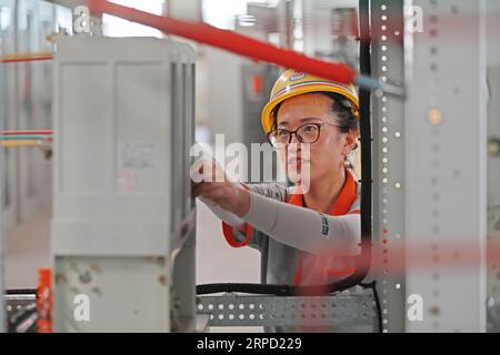 Luannan County, China - 21. Juni 2019: Techniker bauen elektrische Geräte in einer Fabrik in Luannan County, Provinz Hebei, China. Stockfoto