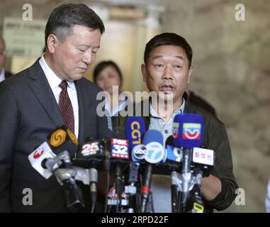 (190719) -- PEKING, 19. Juli 2019 -- Zhang Ronggao (R), Vater von Zhang Yingying, spricht auf einer Pressekonferenz nach einem abschließenden Urteil in Peoria, Illinois, USA, 18. Juli 2019. ) Xinhua Schlagzeilen: US-Mann, der den chinesischen Gelehrten Zhang Yingying getötet hat, zu lebenslanger Haft verurteilt WangxPing PUBLICATIONxNOTxINxCHN Stockfoto