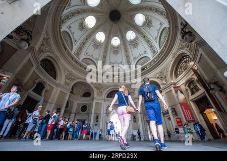 (190719) -- WIEN, 19. Juli 2019 -- Touristen besuchen die Innenstadt von Wien, Österreich, am 19. Juli. Während der Sommerferien in Europa zieht Wien Touristen aus der ganzen Welt mit seiner einzigartigen Architektur und wunderschönen Landschaft an. ) ÖSTERREICH-WIEN-SOMMER-TOURISMUS GuoxChen PUBLICATIONxNOTxINxCHN Stockfoto