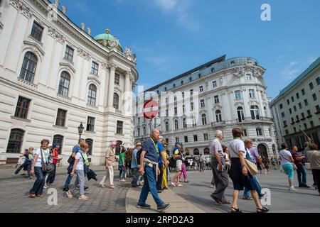 (190719) -- WIEN, 19. Juli 2019 -- Touristen besuchen die Innenstadt von Wien, Österreich, am 19. Juli. Während der Sommerferien in Europa zieht Wien Touristen aus der ganzen Welt mit seiner einzigartigen Architektur und wunderschönen Landschaft an. ) ÖSTERREICH-WIEN-SOMMER-TOURISMUS GuoxChen PUBLICATIONxNOTxINxCHN Stockfoto
