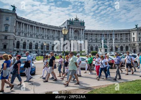 (190719) -- WIEN, 19. Juli 2019 -- Touristen besuchen die Innenstadt von Wien, Österreich, am 19. Juli. Während der Sommerferien in Europa zieht Wien Touristen aus der ganzen Welt mit seiner einzigartigen Architektur und wunderschönen Landschaft an. ) ÖSTERREICH-WIEN-SOMMER-TOURISMUS GuoxChen PUBLICATIONxNOTxINxCHN Stockfoto