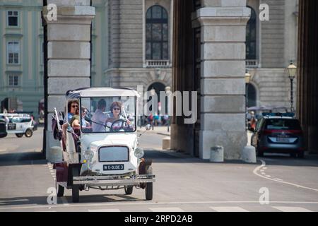 (190719) -- WIEN, 19. Juli 2019 -- Touristen besuchen die Innenstadt von Wien, Österreich, am 19. Juli. Während der Sommerferien in Europa zieht Wien Touristen aus der ganzen Welt mit seiner einzigartigen Architektur und wunderschönen Landschaft an. ) ÖSTERREICH-WIEN-SOMMER-TOURISMUS GuoxChen PUBLICATIONxNOTxINxCHN Stockfoto