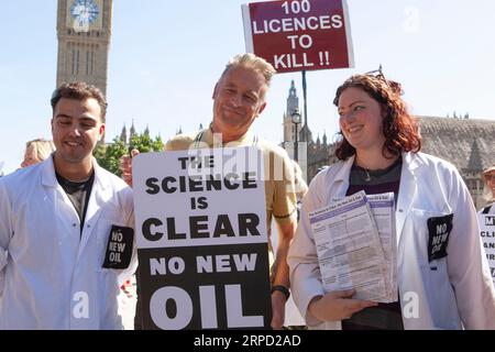 London, Großbritannien. September 2023. Chris Packham schließt sich Wissenschaftlern der Extinction Rebellion außerhalb des Parlaments an, um No New Oil zu fordern. Quelle: Anna Watson/Alamy Live News Stockfoto