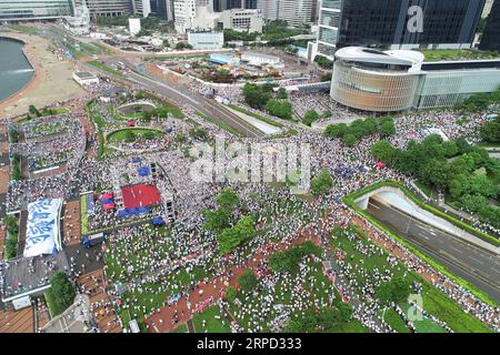 (190720) -- HONG KONG, 20. Juli 2019 -- auf diesem Luftbild vom 20. Juli 2019 findet die Massenveranstaltung von Safeguard Hong Kong im südchinesischen Hongkong statt. Mehr als 300.000 Menschen nahmen an der massiven Kundgebung hier am Samstag Teil, um die Rechtsstaatlichkeit zu unterstützen und sich gegen die Anwendung von Gewalt zu wenden. Lui Siu Wai) CHINA-HONG KONG-RALLY (CN) LvxXiaowei PUBLICATIONxNOTxINxCHN Stockfoto