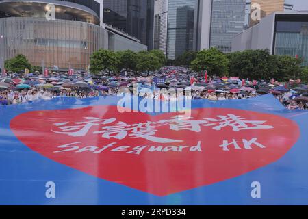 (190720) -- HONG KONG, 20. Juli 2019 -- Menschen nehmen an der Massenveranstaltung von Safeguard Hong Kong im Tamar Park im südchinesischen Hongkong am 20. Juli 2019 Teil. Mehr als 300.000 Menschen nahmen an der massiven Kundgebung hier am Samstag Teil, um die Rechtsstaatlichkeit zu unterstützen und sich gegen die Anwendung von Gewalt zu wenden. ) CHINA-HONG KONG-RALLY (CN) WangxShen PUBLICATIONxNOTxINxCHN Stockfoto