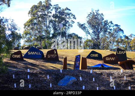 (190720) -- CANBERRA, 20. Juli 2019 (Xinhua) -- Foto zeigt Skulpturen auf der Honeysuckle Creek Tracking Station in Canberra, Australien am 20. Juli 2019. Am Samstag jährt sich zum 50. Mal die Mondlandung durch Menschen. Vor fünfzig Jahren, als Apollo 11 zum ersten Mal Menschen auf dem Mond landete, war Honeysuckle Creek eine von drei Hauptstationen, die eine Live-Übertragung des Ereignisses ermöglichten, indem sie das Bild und den Ton von Neil Armstrong empfing und übertraf, als er auf die Oberfläche des Mondes trat. 50 Jahre später, Apollo Dream still Inspiring (Xinhua/Pan Xiangyue) AUSTRALIA-CANBERRA-APOL Stockfoto