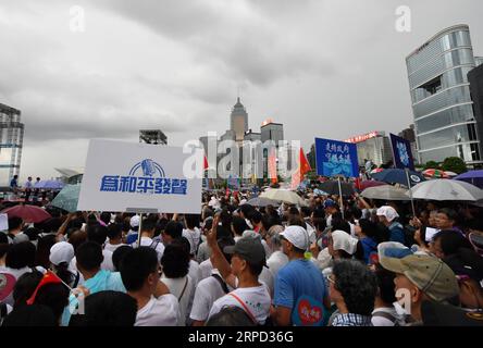 (190720) -- HONGKONG, 20. Juli 2019 -- Anwohner nehmen an der Massenveranstaltung von Safeguard Hong Kong im südchinesischen Hongkong, 20. Juli 2019, Teil. Mehr als 300.000 Menschen nahmen an der massiven Kundgebung hier am Samstag Teil, um die Rechtsstaatlichkeit zu unterstützen und sich gegen die Anwendung von Gewalt zu wenden. Lui Siu Wai) CHINA-HONG KONG-RALLY (CN) LyuxXiaowei PUBLICATIONxNOTxINxCHN Stockfoto