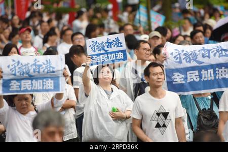 (190720) -- HONGKONG, 20. Juli 2019 -- Anwohner halten Banner während der Massenveranstaltung von Safeguard Hong Kong im Tamar Park im südchinesischen Hongkong, 20. Juli 2019. Mehr als 300.000 Menschen nahmen an der massiven Kundgebung hier am Samstag Teil, um die Rechtsstaatlichkeit zu unterstützen und sich gegen die Anwendung von Gewalt zu wenden. ) CHINA-HONG KONG-RALLY (CN) WangxShen PUBLICATIONxNOTxINxCHN Stockfoto