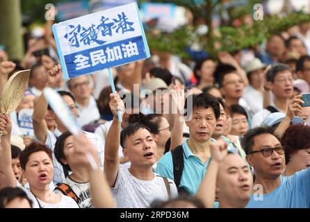 (190720) -- HONGKONG, 20. Juli 2019 -- Anwohner halten Banner während der Massenveranstaltung von Safeguard Hong Kong im Tamar Park im südchinesischen Hongkong, 20. Juli 2019. Mehr als 300.000 Menschen nahmen an der massiven Kundgebung hier am Samstag Teil, um die Rechtsstaatlichkeit zu unterstützen und sich gegen die Anwendung von Gewalt zu wenden. ) CHINA-HONG KONG-RALLY (CN) WangxShen PUBLICATIONxNOTxINxCHN Stockfoto