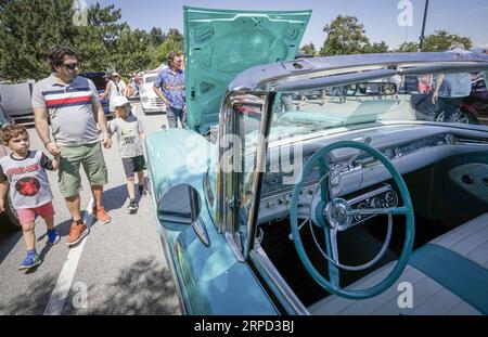 (190721) -- COQUITLAM, 21. Juli 2019 (Xinhua) -- die Leute werfen einen Blick auf einen 1959 Ford Fairlane 500 Hardtop Retractable, der während der 5. Jährlichen Ultimate Car Show in Coquitlam, Kanada, am 20. Juli 2019 ausgestellt wurde. Mehr als 300 Fahrzeuge wurden auf der Messe gezeigt. (Xinhua/Liang Sen) CANADA-COQUITLAM-CAR SHOW PUBLICATIONxNOTxINxCHN Stockfoto