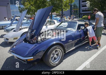 (190721) -- COQUITLAM, 21. Juli 2019 (Xinhua) -- Menschen schauen sich ein exotisches Auto an, das während der 5. Jährlichen Ultimate Car Show in Coquitlam, Kanada, am 20. Juli 2019 gezeigt wird. Mehr als 300 Fahrzeuge wurden auf der Messe gezeigt. (Xinhua/Liang Sen) CANADA-COQUITLAM-CAR SHOW PUBLICATIONxNOTxINxCHN Stockfoto