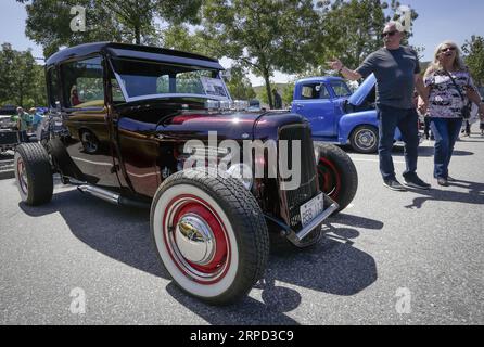 (190721) -- COQUITLAM, 21. Juli 2019 (Xinhua) -- Menschen schauen sich einen modifizierten Oldtimer an, der während der 5. Jährlichen Ultimate Car Show in Coquitlam, Kanada, am 20. Juli 2019 ausgestellt wird. Mehr als 300 Fahrzeuge wurden auf der Messe gezeigt. (Xinhua/Liang Sen) CANADA-COQUITLAM-CAR SHOW PUBLICATIONxNOTxINxCHN Stockfoto