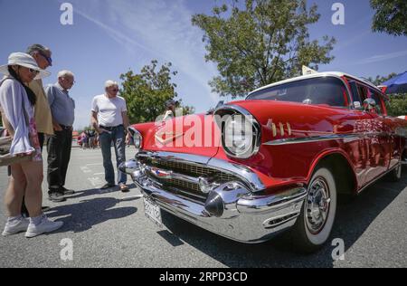 (190721) -- COQUITLAM, 21. Juli 2019 (Xinhua) -- Menschen schauen sich einen Oldtimer an, der während der 5. Jährlichen Ultimate Car Show in Coquitlam, Kanada, am 20. Juli 2019 gezeigt wird. Mehr als 300 Fahrzeuge wurden auf der Messe gezeigt. (Xinhua/Liang Sen) CANADA-COQUITLAM-CAR SHOW PUBLICATIONxNOTxINxCHN Stockfoto