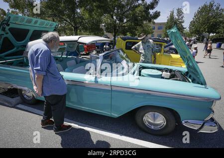 (190721) -- COQUITLAM, 21. Juli 2019 (Xinhua) -- die Leute schauen sich einen 1959 Ford Fairlane 500 Hardtop Retractable an, der während der 5. Jährlichen Ultimate Car Show in Coquitlam, Kanada, am 20. Juli 2019 gezeigt wird. Mehr als 300 Fahrzeuge wurden auf der Messe gezeigt. (Xinhua/Liang Sen) CANADA-COQUITLAM-CAR SHOW PUBLICATIONxNOTxINxCHN Stockfoto