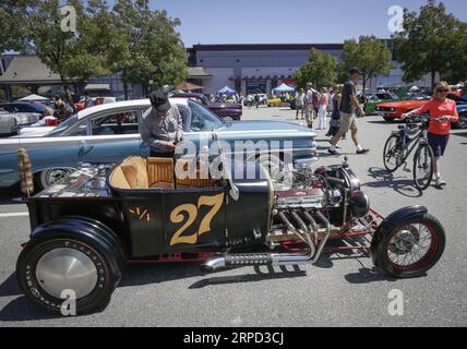 (190721) -- COQUITLAM, 21. Juli 2019 (Xinhua) -- Ein Besucher schaut sich ein exotisches Auto an, das während der 5. Jährlichen Ultimate Car Show in Coquitlam, Kanada, am 20. Juli 2019 gezeigt wird. Mehr als 300 Fahrzeuge wurden auf der Messe gezeigt. (Xinhua/Liang Sen) CANADA-COQUITLAM-CAR SHOW PUBLICATIONxNOTxINxCHN Stockfoto