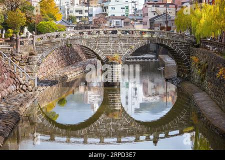 Nagasaki, Japan - Nov. 29 2022: Die Meganebashi-Brücke ist die bemerkenswerteste von mehreren Steinbrücken. Die Bridge erhält ihren Namen aus der Ähnlichkeit von sp Stockfoto