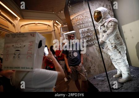 (190721) -- WASHINGTON, 21. Juli 2019 (Xinhua) -- ein Besucher posiert für Fotos mit dem Raumanzug, den der Astronaut Neil Armstrong während einer nächtlichen Feier zum 50. Jahrestag der Apollo-11-Mondlandung im Smithsonian National Air and Space Museum in Washington D.C., USA, am 21. Juli 2019 getragen hat. (Xinhua/Ting Shen) U.S.-WASHINGTON D.C.-APOLLO 11-JÄHRIGES JUBILÄUM PUBLICATIONxNOTxINxCHN Stockfoto