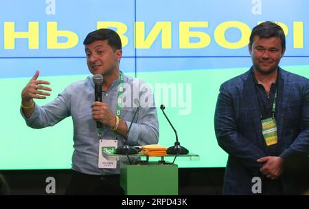 (190722) -- KIEW, 22. Juli 2019 -- der ukrainische Präsident Wolodymyr Zelenski (L) spricht während der Feier des Sieges des Dieners der Volkspartei bei den knappen Parlamentswahlen in Kiew, Ukraine, am 21. Juli 2019. Die Mitglieder des ukrainischen Präsidenten Wolodymyr Zelensky, der der Volkspartei untersteht, führen in 99 Wahlkreisen mit einem Mandat bei den knappen Parlamentswahlen des Landes an, sagte die Zentrale Wahlkommission des Landes am Montag. ) UKRAINE-KIEW-SNAP PARLAMENTSWAHLEN Sergey PUBLICATIONxNOTxINxCHN Stockfoto