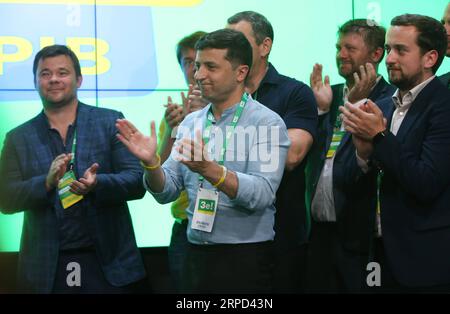 (190722) -- KIEW, 22. Juli 2019 -- ukrainischer Präsident Wolodymyr Zelenski (2. L) applaudiert für den Sieg des Dieners der Volkspartei bei den knappen Parlamentswahlen in Kiew, Ukraine, am 21. Juli 2019. Die Mitglieder des ukrainischen Präsidenten Wolodymyr Zelensky, der der Volkspartei untersteht, führen in 99 Wahlkreisen mit einem Mandat bei den knappen Parlamentswahlen des Landes an, sagte die Zentrale Wahlkommission des Landes am Montag. ) UKRAINE-KIEW-SNAP PARLAMENTSWAHLEN Sergey PUBLICATIONxNOTxINxCHN Stockfoto