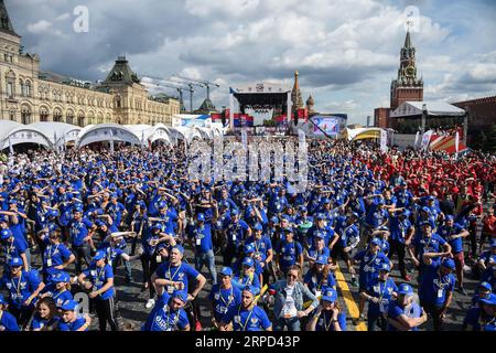 (190722) -- MOSKAU, 22. Juli 2019 (Xinhua) -- Menschen nehmen an der öffentlichen Boxpraxis in Moskau, Russland, am 21. Juli 2019 Teil. Mehr als 4000 Teilnehmer nahmen an einem Boxtraining während des 3. Internationalen Boxtages am Roten Platz Teil, um den Guinness-Weltrekord für das Massenkampf-Boxtraining zu brechen. (Xinhua/Evgeny Sinitsyn) (SP)RUSSLAND-MOSKAU-INT L BOXTAG PUBLICATIONxNOTxINxCHN Stockfoto