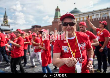 (190722) -- MOSKAU, 22. Juli 2019 (Xinhua) -- Menschen nehmen an der öffentlichen Boxpraxis in Moskau, Russland, am 21. Juli 2019 Teil. Mehr als 4000 Teilnehmer nahmen an einem Boxtraining während des 3. Internationalen Boxtages am Roten Platz Teil, um den Guinness-Weltrekord für das Massenkampf-Boxtraining zu brechen. (Xinhua/Evgeny Sinitsyn) (SP)RUSSLAND-MOSKAU-INT L BOXTAG PUBLICATIONxNOTxINxCHN Stockfoto