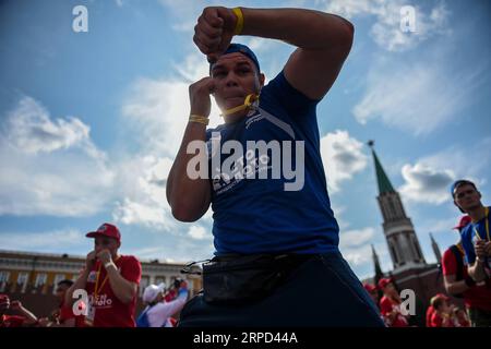 (190722) -- MOSKAU, 22. Juli 2019 (Xinhua) -- Menschen nehmen an der öffentlichen Boxpraxis in Moskau, Russland, am 21. Juli 2019 Teil. Mehr als 4000 Teilnehmer nahmen an einem Boxtraining während des 3. Internationalen Boxtages am Roten Platz Teil, um den Guinness-Weltrekord für das Massenkampf-Boxtraining zu brechen. (Xinhua/Evgeny Sinitsyn) (SP)RUSSLAND-MOSKAU-INT L BOXTAG PUBLICATIONxNOTxINxCHN Stockfoto