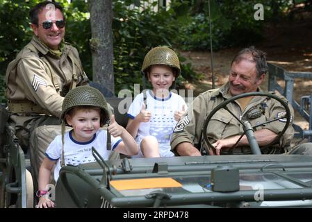 (190722) -- BRÜSSEL, 22. Juli 2019 -- Kinder reagieren während der Feierlichkeiten zum Belgischen Nationalfeiertag in Brüssel, Belgien, 21. Juli 2019. Anlässlich des Belgischen Nationalfeiertags wurde am Sonntag im Zentrum von Brüssel eine große Parade organisiert. ) BELGIEN-BRÜSSEL-NATIONALFEIERTAG WangxXiaojun PUBLICATIONxNOTxINxCHN Stockfoto