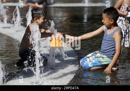 (190722) -- LOS ANGELES, 22. Juli 2019 -- Children cool off in a Fountain in Los Angeles, USA, 21. Juli 2019. ) US-LOS ANGELES-HITZEWELLE LixYing PUBLICATIONxNOTxINxCHN Stockfoto