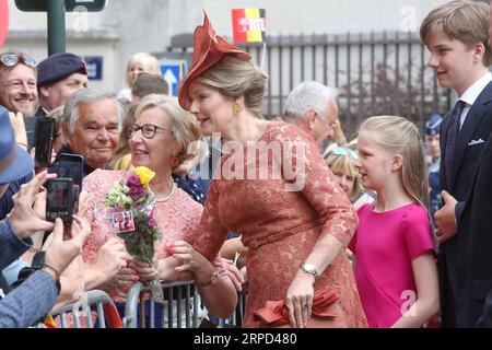 (190722) -- BRÜSSEL, 22. Juli 2019 -- Königin Mathilde (C) und ihre Kinder Prinz Gabriel (1. R), Prinzessin Eleonore (2. R) nehmen an den Feierlichkeiten zum Belgischen Nationalfeiertag in Brüssel, Belgien, am 21. Juli 2019 Teil. Anlässlich des Belgischen Nationalfeiertags wurde am Sonntag im Zentrum von Brüssel eine große Parade organisiert. ) BELGIEN-BRÜSSEL-NATIONALFEIERTAG WangxXiaojun PUBLICATIONxNOTxINxCHN Stockfoto