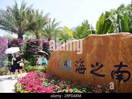 (190722) -- PEKING, 22. Juli 2019 -- Touristen besuchen den Hainan-Garten auf der Beijing International Horticultural Exhibition in Peking, Hauptstadt von China, 21. Juli 2019. Hainan ist die südlichste Provinz Chinas und auch die Provinz mit der kleinsten Landfläche und der größten Ozeanfläche. Die Ferieninsel Hainan bietet frische Luft, saubere Flüsse und eine hohe Waldbedeckungsrate. Die Stadt Sansha in Hainan wurde 2012 gegründet. Seitdem hat die Stadtverwaltung die Maßnahmen zur Verbesserung der Umwelt der Inseln in Sansha intensiviert. Mehr als 3 Millionen Setzlinge wurden in Sansha gepflanzt Stockfoto