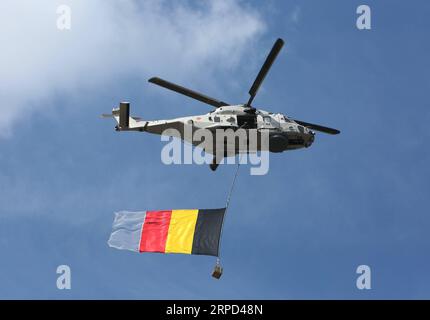 (190722) -- BRÜSSEL, 22. Juli 2019 -- Ein Hubschrauber wird bei der Parade während der Feierlichkeiten zum Belgischen Nationalfeiertag in Brüssel, Belgien, am 21. Juli 2019 gesehen. Anlässlich des Belgischen Nationalfeiertags wurde am Sonntag im Zentrum von Brüssel eine große Parade organisiert. ) BELGIEN-BRÜSSEL-NATIONALFEIERTAG WangxXiaojun PUBLICATIONxNOTxINxCHN Stockfoto