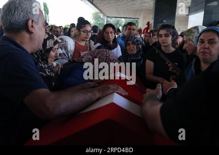 (190722) -- ANKARA, 22. Juli 2019 (Xinhua) -- Verwandte von Osman Kose, einem 38-jährigen türkischen Diplomaten, der im Irak getötet wurde, trauern und tragen den Sarg, der mit einer türkischen Nationalflagge bedeckt ist, während der Beerdigungszeremonie für den Diplomaten in Ankara, Türkei, am 18. Juli 2019. Osman Kose wurde getötet, als bewaffnete in einem Restaurant in der irakischen Stadt Erbil das Feuer eröffneten. Am Samstag verhafteten die Sicherheitsbehörden in der halbautonomen irakischen Region Kurdistan den Attentäter von Osman Kose in der Stadt Erbil. (Xinhua/Mustafa Kaya) TÜRKEI-ANKARA-IRAK-DIPLOMAT-BEERDIGUNG PUBLICATIONxNOTxINxCHN Stockfoto