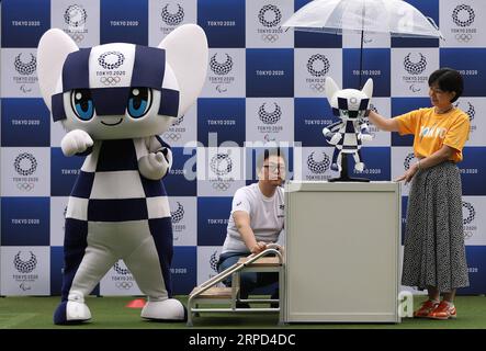(190722) -- TOKIO, 22. Juli 2019 -- Mascot Miraitowa (1. L) posiert mit dem Maskottchen-Roboter Miraitowa während der Tokio 2020 Maskottchen-Roboter-Enthüllung in Tokio, Japan, am 22. Juli 2019. Tokio 2020 Mascot-artige Roboter begrüßen Athleten und Gäste an Spielstätten und anderen Orten mit Spielen, an denen es um menschliche Bewegungen geht. ) (SP)JAPAN-TOKIO-OLYMPIA-MASKOTTCHEN-ROBOTER DUXXIAOYI PUBLICATIONXNOTXINXCHN Stockfoto