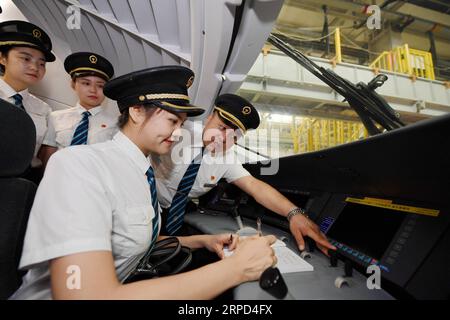 (190722) -- XI AN, 22. Juli 2019 -- die Auszubildenden lernen die Fahrkünste der Kugelbahn in Xi an, Provinz Shaanxi im Nordwesten Chinas, 22. Juli 2019. Insgesamt 29 weibliche Auszubildende nahmen kürzlich an den Schulungen Teil, die hauptsächlich aus Grundkenntnissen über Hochgeschwindigkeitsbahnen als Fahrvorschriften und -Fähigkeiten bestanden. Diejenigen, die die Schulungen bestanden haben, werden die erste Reihe von weiblichen Kugelbahnfahrern in China. ) CHINA-SHAANXI-FEMALE BULLET TRAIN DRIVERS (CN) ZHANGXBOWEN PUBLICATIONXNOTXINXCHN Stockfoto