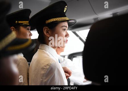 (190722) -- XI AN, 22. Juli 2019 -- Trainee Gao Yang nimmt an einer Beobachtungs- und Lernaktivität im Fahrerhaus an Bord des Hochgeschwindigkeitszuges D6809, 22. Juli 2019 Teil. Insgesamt 29 weibliche Auszubildende nahmen kürzlich an den Schulungen Teil, die hauptsächlich aus Grundkenntnissen über Hochgeschwindigkeitsbahnen als Fahrvorschriften und -Fähigkeiten bestanden. Diejenigen, die die Schulungen bestanden haben, werden die erste Reihe von weiblichen Kugelbahnfahrern in China. ) CHINA-SHAANXI-WEIBLICHE KUGELBAHNFAHRER (CN) LIXYIBO PUBLICATIONXNOTXINXCHN Stockfoto