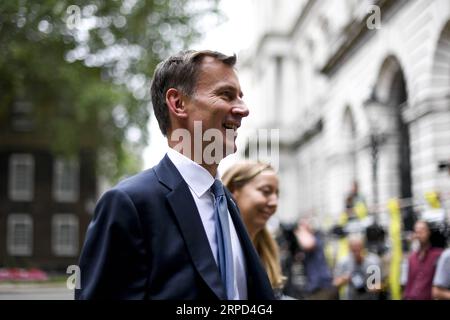 (190722) -- LONDON, 22. Juli 2019 -- der britische Außenminister Jeremy Hunt verlässt die Downing Street nach einem Treffen des Komitees Cobra der Regierung in London, Großbritannien, am 22. Juli 2019. Premierministerin Theresa May hat den Vorsitz des Dringlichkeitsausschusses Cobra (Kabinettsbüro Briefing Room A) der Regierung übernommen, um Updates zu erhalten und die Sicherheit in der Region zu diskutieren. Der britische Außenminister Jeremy Hunt warnte am späten Freitag davor, dass schwerwiegende Folgen folgen würden, wenn die Beschlagnahme eines von den Briten betriebenen Öltankers durch den Iran nicht schnell gelöst wird. Das iranische Gardekorps der Islamischen Revolution hat am Freitag das Öl-t-Öl eingenommen Stockfoto