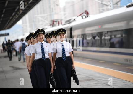 (190722) -- XI AN, 22. Juli 2019 -- Trainees Walk Out of Baoji South Railway Station in Baoji, Nordwestchina s Shaanxi Province, 22. Juli 2019. Insgesamt 29 weibliche Auszubildende nahmen kürzlich an den Schulungen Teil, die hauptsächlich aus Grundkenntnissen über Hochgeschwindigkeitsbahnen als Fahrvorschriften und -Fähigkeiten bestanden. Diejenigen, die die Schulungen bestanden haben, werden die erste Reihe von weiblichen Kugelbahnfahrern in China. ) CHINA-SHAANXI-FEMALE BULLET TRAIN DRIVERS (CN) ZHANGXBOWEN PUBLICATIONXNOTXINXCHN Stockfoto