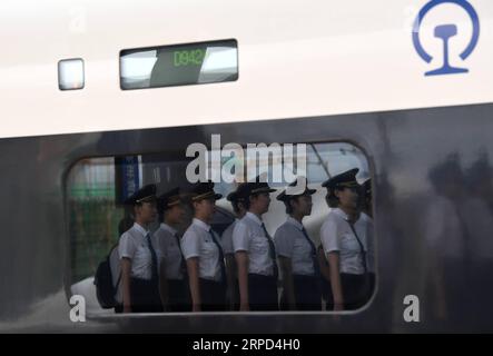 (190722) -- XI AN, 22. Juli 2019 -- die Auszubildenden stehen am 22. Juli 2019 vor dem Bahnhof Baoji South in Baoji, Provinz Shaanxi im Nordwesten Chinas, AN. Insgesamt 29 weibliche Auszubildende nahmen kürzlich an den Schulungen Teil, die hauptsächlich aus Grundkenntnissen über Hochgeschwindigkeitsbahnen als Fahrvorschriften und -Fähigkeiten bestanden. Diejenigen, die die Schulungen bestanden haben, werden die erste Reihe von weiblichen Kugelbahnfahrern in China. ) CHINA-SHAANXI-WEIBLICHE KUGELBAHNFAHRER (CN) LIXYIBO PUBLICATIONXNOTXINXCHN Stockfoto