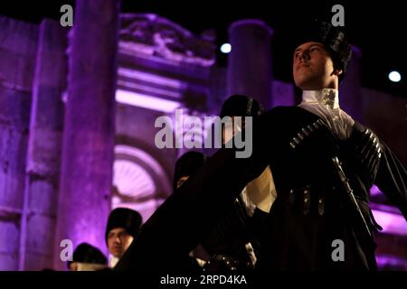 (190723) -- JERASH, 23. Juli 2019 -- Tscherkassianische Tänzerinnen treten während des Jerash Festival of Culture and Arts 2019 in der Jerash archäologischen Stätte in Jerash, Jordanien, am 22. Juli 2019 auf. Das Jerash Festival of Culture and Arts, das erstmals 1981 als jährliche Veranstaltung stattfand, begann in der Nacht des 18. Juli und dauerte 10 Tage. (Foto: /Xinhua) JORDAN-JERASH-ART FESTIVAL-CIRCASSIAN DANCE MohammadxAbuxGhosh PUBLICATIONxNOTxINxCHN Stockfoto