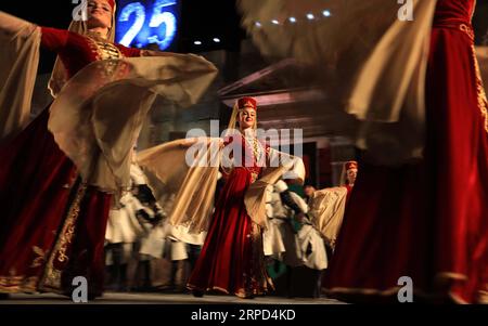 (190723) -- JERASH, 23. Juli 2019 -- Tscherkassianische Tänzerinnen treten während des Jerash Festival of Culture and Arts 2019 in der Jerash archäologischen Stätte in Jerash, Jordanien, am 22. Juli 2019 auf. Das Jerash Festival of Culture and Arts, das erstmals 1981 als jährliche Veranstaltung stattfand, begann in der Nacht des 18. Juli und dauerte 10 Tage. (Foto: /Xinhua) JORDAN-JERASH-ART FESTIVAL-CIRCASSIAN DANCE MohammadxAbuxGhosh PUBLICATIONxNOTxINxCHN Stockfoto