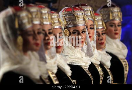 (190723) -- JERASH, 23. Juli 2019 -- Tscherkassianische Tänzerinnen treten während des Jerash Festival of Culture and Arts 2019 in der Jerash archäologischen Stätte in Jerash, Jordanien, am 22. Juli 2019 auf. Das Jerash Festival of Culture and Arts, das erstmals 1981 als jährliche Veranstaltung stattfand, begann in der Nacht des 18. Juli und dauerte 10 Tage. (Foto: /Xinhua) JORDAN-JERASH-ART FESTIVAL-CIRCASSIAN DANCE MohammadxAbuxGhosh PUBLICATIONxNOTxINxCHN Stockfoto