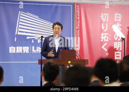 (190723) -- TOKIO, 23. Juli 2019 -- der japanische Premierminister Shinzo Abe nimmt am 22. Juli 2019 an einer Pressekonferenz in Tokio, Japan, Teil. Abe sagte am Montag, dass er flexibler für künftige Debatten im parlament über die Überarbeitung der japanischen Verfassung sein werde. Abe äußerte sich in einer Pressekonferenz einen Tag nachdem die Pro-Amendment-Kräfte einen Rückschlag erlitten hatten, als sie bei den Oberhauswahlen am Sonntag keine Zweidrittelmehrheit erreichten. ) JAPAN-TOKIO-ABE-NEWS KONFERENZ-VERFASSUNGSREVISION DUXXIAOYI PUBLICATIONXNOTXINXCHN Stockfoto