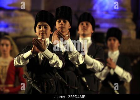 (190723) -- JERASH, 23. Juli 2019 -- Tscherkassianische Tänzerinnen treten während des Jerash Festival of Culture and Arts 2019 in der Jerash archäologischen Stätte in Jerash, Jordanien, am 22. Juli 2019 auf. Das Jerash Festival of Culture and Arts, das erstmals 1981 als jährliche Veranstaltung stattfand, begann in der Nacht des 18. Juli und dauerte 10 Tage. (Foto: /Xinhua) JORDAN-JERASH-ART FESTIVAL-CIRCASSIAN DANCE MohammadxAbuxGhosh PUBLICATIONxNOTxINxCHN Stockfoto