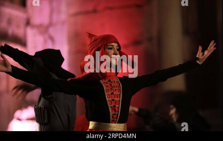 (190723) -- JERASH, 23. Juli 2019 -- Tscherkassianische Tänzerinnen treten während des Jerash Festival of Culture and Arts 2019 in der Jerash archäologischen Stätte in Jerash, Jordanien, am 22. Juli 2019 auf. Das Jerash Festival of Culture and Arts, das erstmals 1981 als jährliche Veranstaltung stattfand, begann in der Nacht des 18. Juli und dauerte 10 Tage. (Foto: /Xinhua) JORDAN-JERASH-ART FESTIVAL-CIRCASSIAN DANCE MohammadxAbuxGhosh PUBLICATIONxNOTxINxCHN Stockfoto