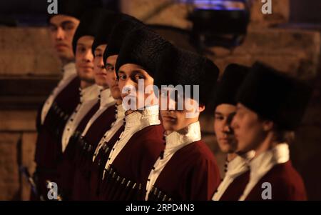 (190723) -- JERASH, 23. Juli 2019 -- Tscherkassianische Tänzerinnen treten während des Jerash Festival of Culture and Arts 2019 in der Jerash archäologischen Stätte in Jerash, Jordanien, am 22. Juli 2019 auf. Das Jerash Festival of Culture and Arts, das erstmals 1981 als jährliche Veranstaltung stattfand, begann in der Nacht des 18. Juli und dauerte 10 Tage. (Foto: /Xinhua) JORDAN-JERASH-ART FESTIVAL-CIRCASSIAN DANCE MohammadxAbuxGhosh PUBLICATIONxNOTxINxCHN Stockfoto