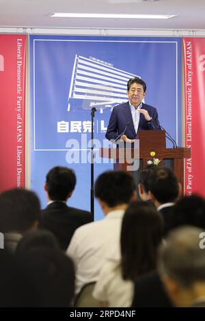 (190723) -- TOKIO, 23. Juli 2019 -- der japanische Premierminister Shinzo Abe nimmt am 22. Juli 2019 an einer Pressekonferenz in Tokio, Japan, Teil. Abe sagte am Montag, dass er flexibler für künftige Debatten im parlament über die Überarbeitung der japanischen Verfassung sein werde. Abe äußerte sich in einer Pressekonferenz einen Tag nachdem die Pro-Amendment-Kräfte einen Rückschlag erlitten hatten, als sie bei den Oberhauswahlen am Sonntag keine Zweidrittelmehrheit erreichten. ) JAPAN-TOKIO-ABE-NEWS KONFERENZ-VERFASSUNGSREVISION DUXXIAOYI PUBLICATIONXNOTXINXCHN Stockfoto