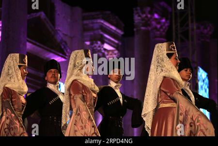 (190723) -- JERASH, 23. Juli 2019 -- Tscherkassianische Tänzerinnen treten während des Jerash Festival of Culture and Arts 2019 in der Jerash archäologischen Stätte in Jerash, Jordanien, am 22. Juli 2019 auf. Das Jerash Festival of Culture and Arts, das erstmals 1981 als jährliche Veranstaltung stattfand, begann in der Nacht des 18. Juli und dauerte 10 Tage. (Foto: /Xinhua) JORDAN-JERASH-ART FESTIVAL-CIRCASSIAN DANCE MohammadxAbuxGhosh PUBLICATIONxNOTxINxCHN Stockfoto