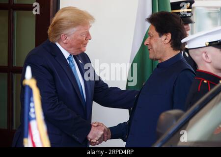 (190723) -- WASHINGTON D.C., 23. Juli 2019 -- US-Präsident Donald Trump (L) begrüßt pakistanischen Premierminister Imran Khan am 22. Juli 2019 im Weißen Haus in Washington D.C. (Foto: Ting Shen/Xinhua) US-WASHINGTON D.C.-PAKISTANISCHE PM-SITZUNG LiuxJie PUBLICATIONxNOTxINxCHN Stockfoto